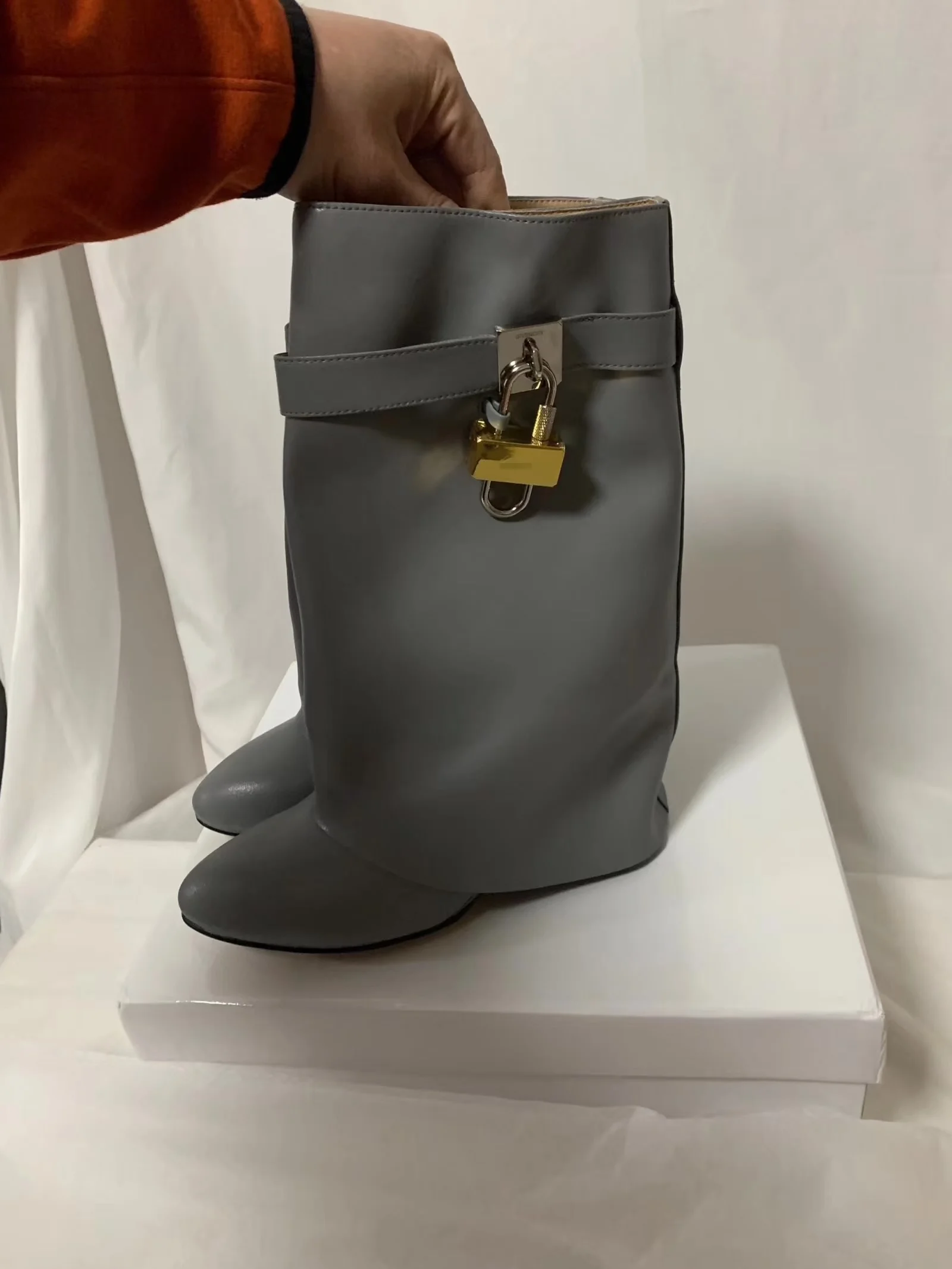 Однотонные ботильоны на танкетке с боковой молнией и круглым носком