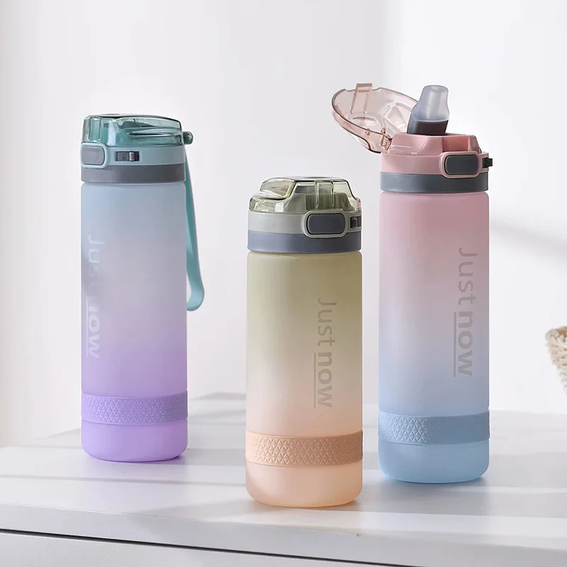 Botella de agua con pajita, accesorio de plástico libre de BPA y portátil, 500/600 ml, bonito recipiente perfecto para hacer deporte al aire libre, respetuoso con el medioambiente, novedad