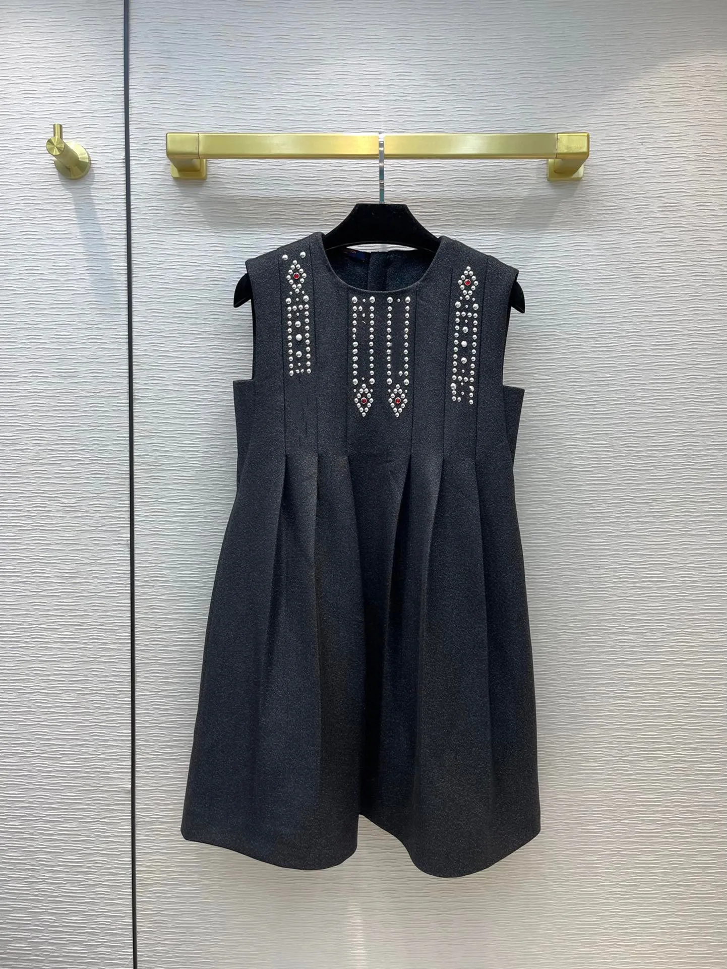 

The New Retro Modern Dress in the early autumn of 2021 is a sleeveless dress with rivet process