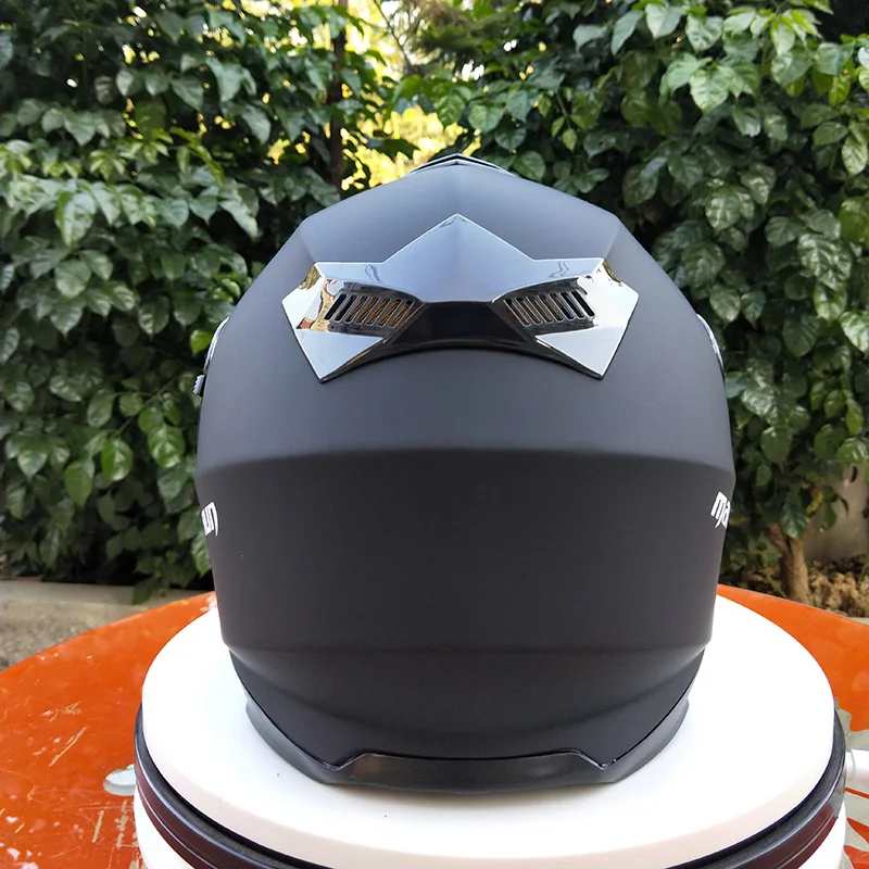 Мотоциклетный шлем с двойным козырьком внутри небольшие солнцезащитные очки на