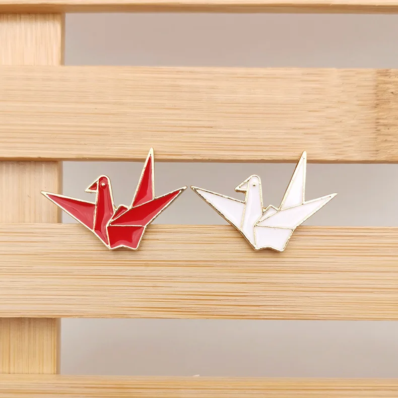 

Paper Crane Cartoon Shirt Brooch Pin Badge Gift Woman Clothes Lapel Accessories Ornament Universal Anti Light Button