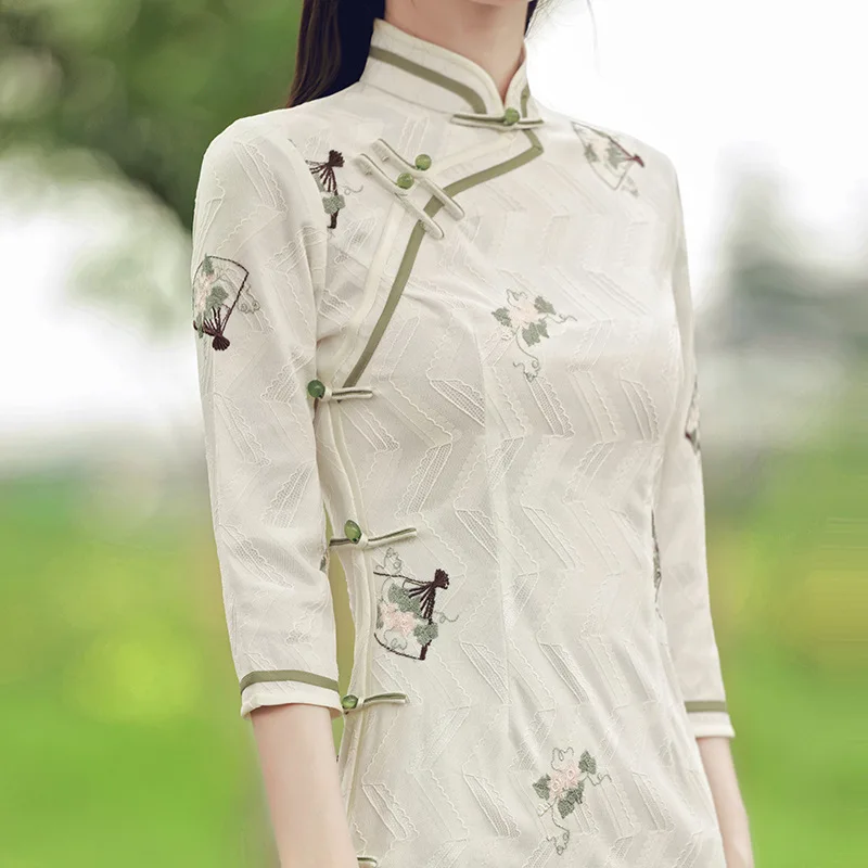 

Ципао средней длины с воротником-стойкой, однослойное, из композитного кружева, осень 2022