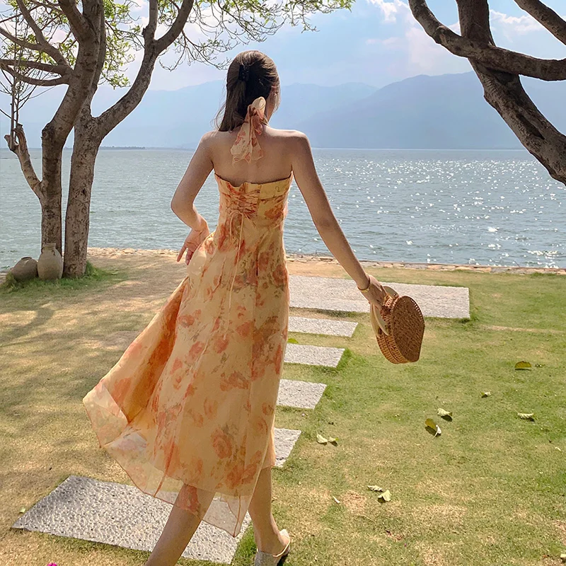 Женское длинное платье на бретельках с цветочным принтом летнее 2022 подиумное