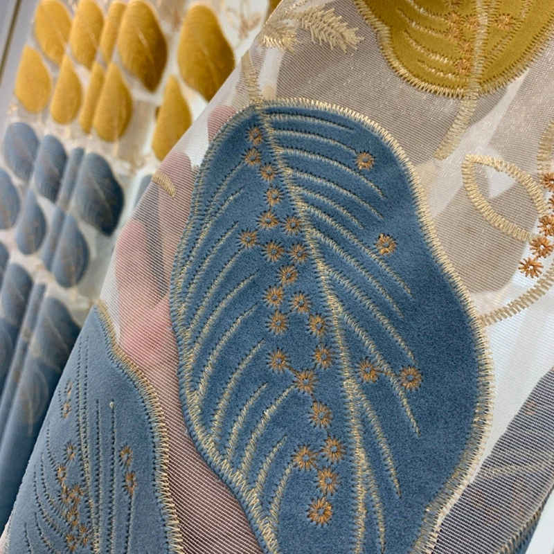 Роскошные полузатемняющие занавески в скандинавском стиле с золотыми листьями