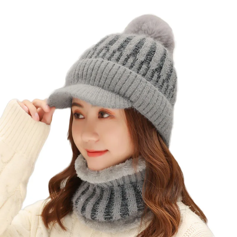 Брендовые новые зимние шапки с козырьком женские вязаные разных цветов шапочки