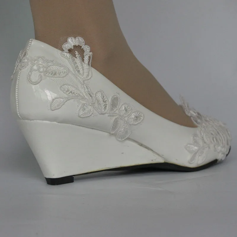 Женские свадебные туфли на танкетке белые кружевные низком каблуке с закрытым