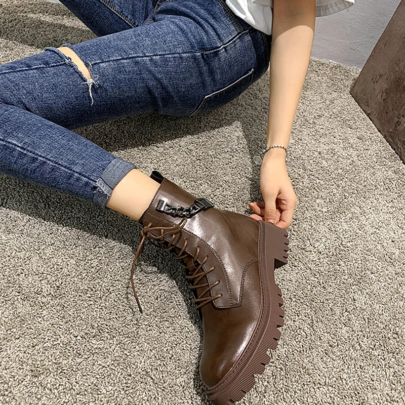 

Brown Boots Women Round Toe Lace-up Side Zipper Low Heel Black Iron Chain Decoration Pu Upper Trendy Hot Sale Ladies Shoes