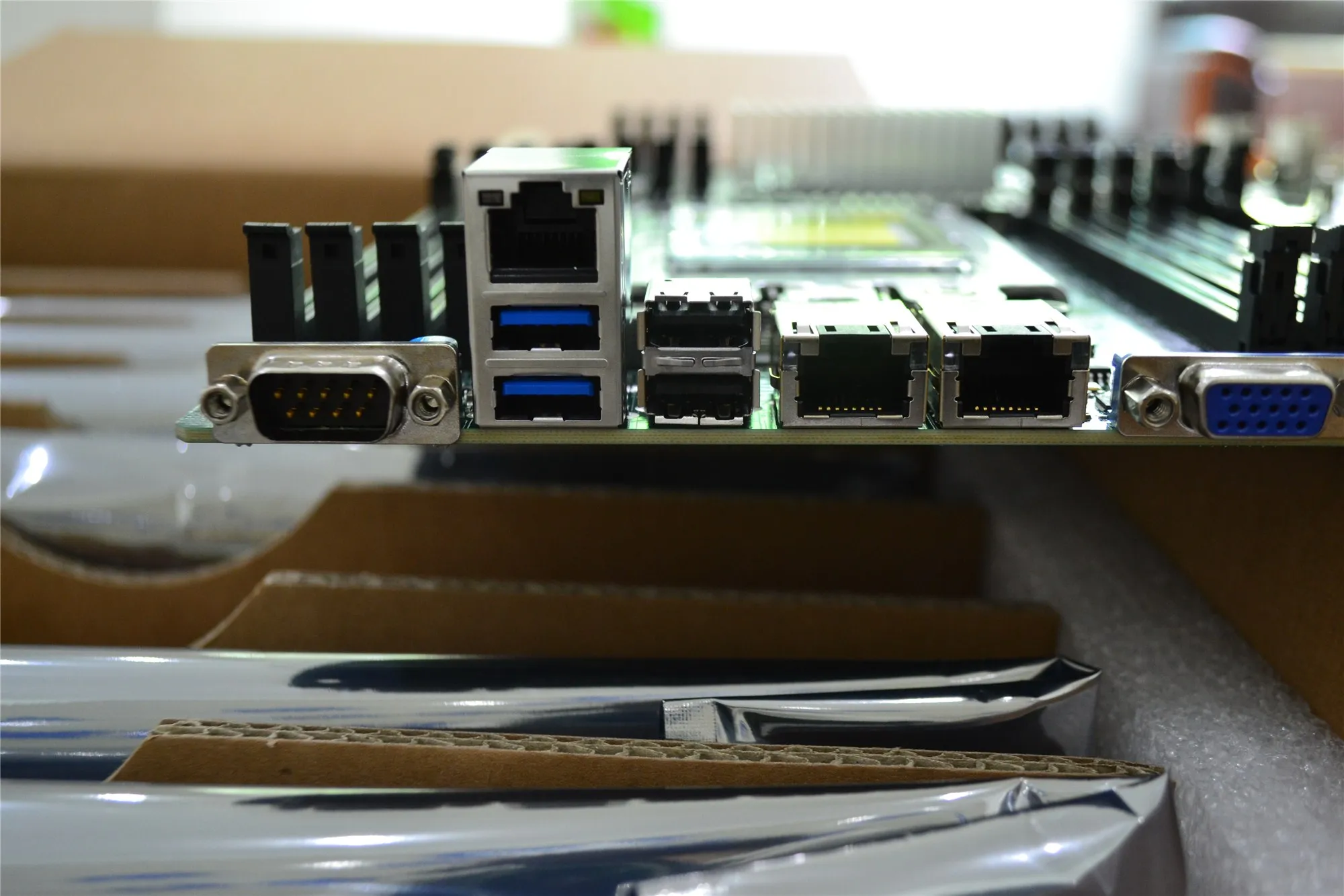 Новая двойная материнская плата ultra micro h11dsi поддерживает AMD epyc rev2.0 и 7302 / 7702 IPFs| |