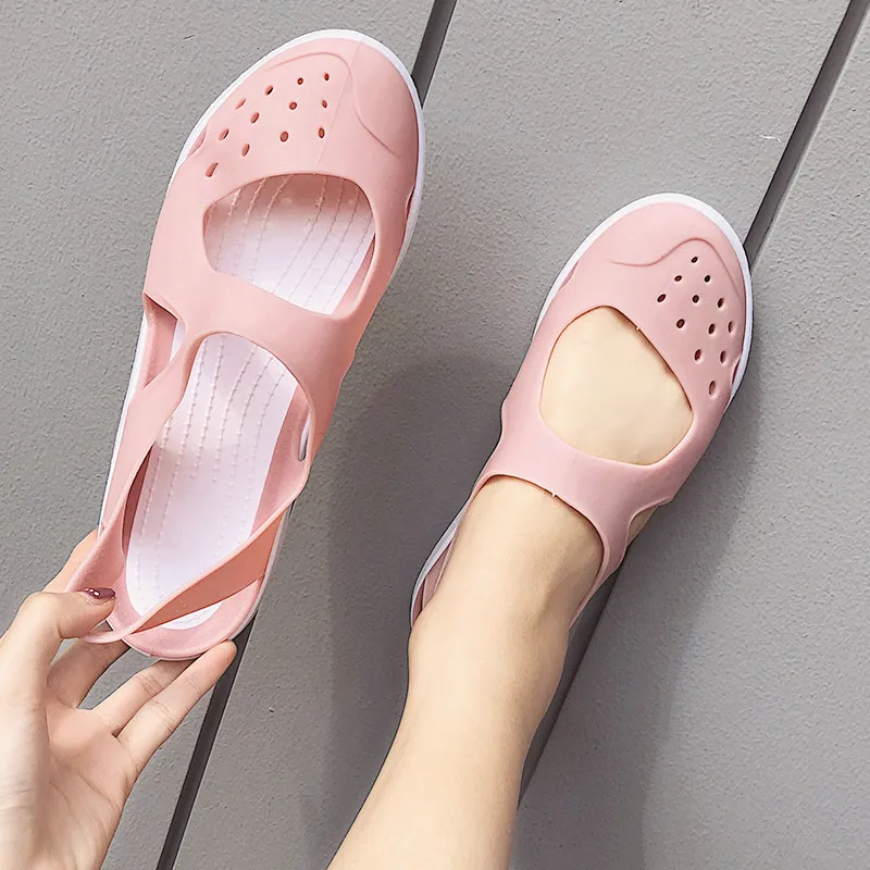 Сандалии желе LLUUMIU женские мягкие пляжные туфли без застежки с перфорацией