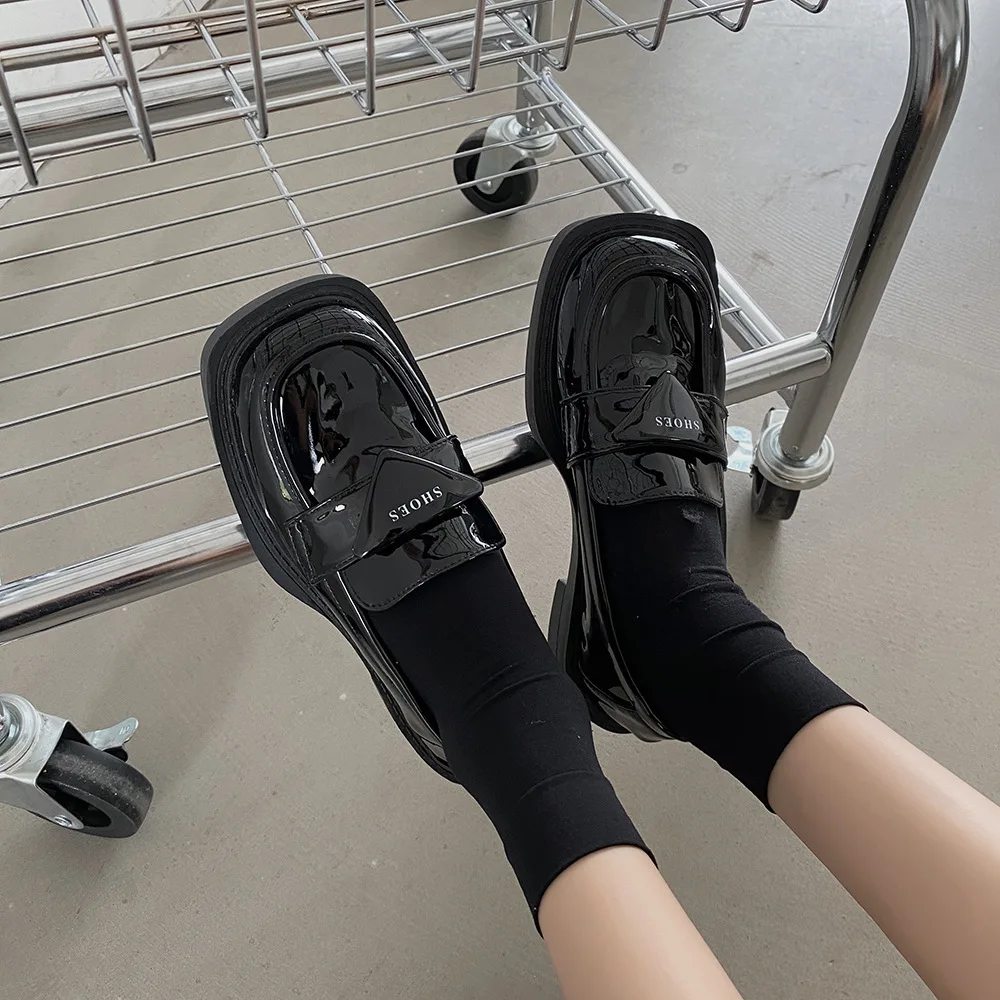 

Туфли женские из лакированной кожи, на платформе, без застежки, цвет черный