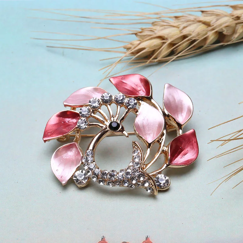 Брошь женская эмалированная в форме павлина стразы |