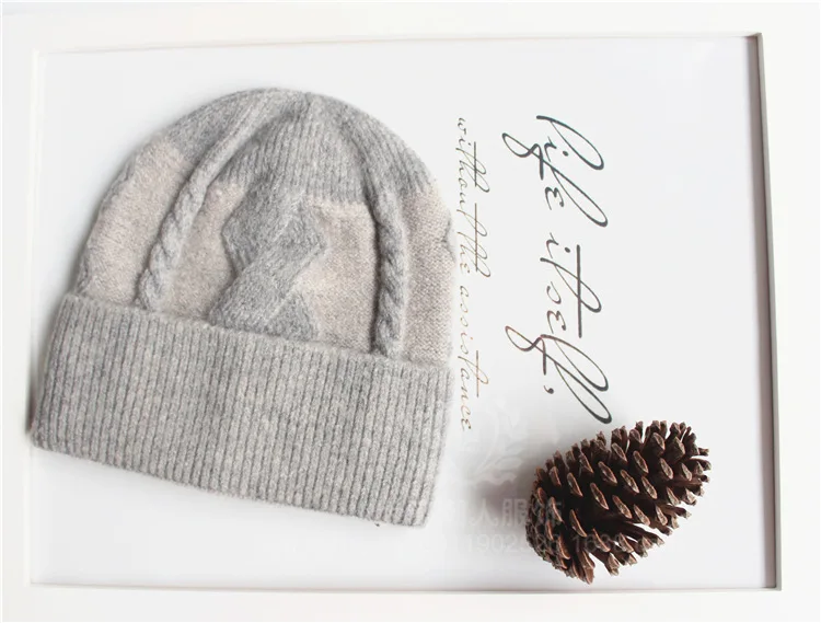 Вязаные шапочки зимнее плетеное изделие с изображением Джокера однотонный цвет