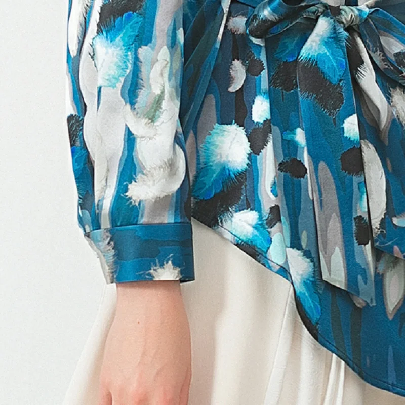 

VOA Satin Mulberry Silk 28m/m Blue Bottom Black and White Feather Profile Collar Long Sleeve Belt Bow Asymmetrical Shirt B9165