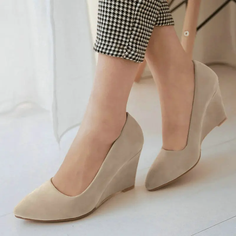 Женские туфли с острым носком лодочки из флока на танкетке повседневные без