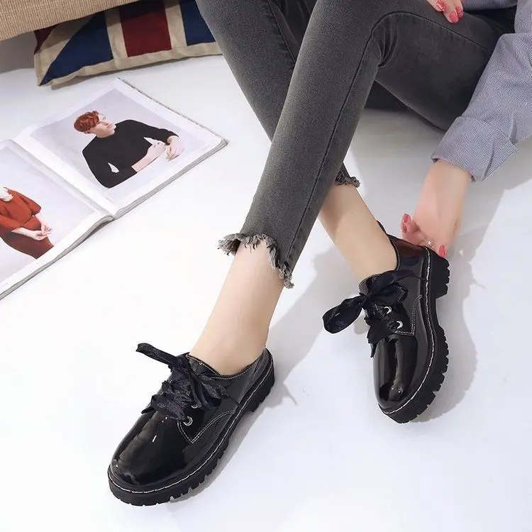 Туфли женские лакированные на платформе без застежки плоская подошва с