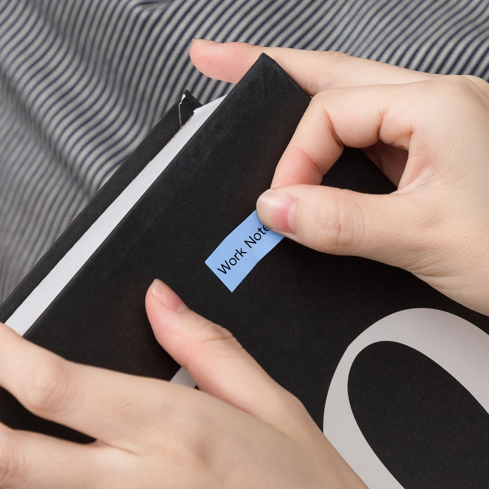 

Portable Label Maker Printer Thermal Transfer Printer Manual Cutting 180dpi BT Connection with APP Support Multiple Languages