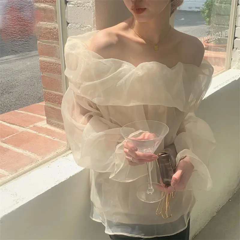 Женская кружевная блузка с рукавами-фонариками и вырезом лодочкой | одежда