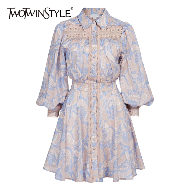 Платье с длинным рукавом TWOTWINSTYLE кружевное платье отложным воротником и высокой