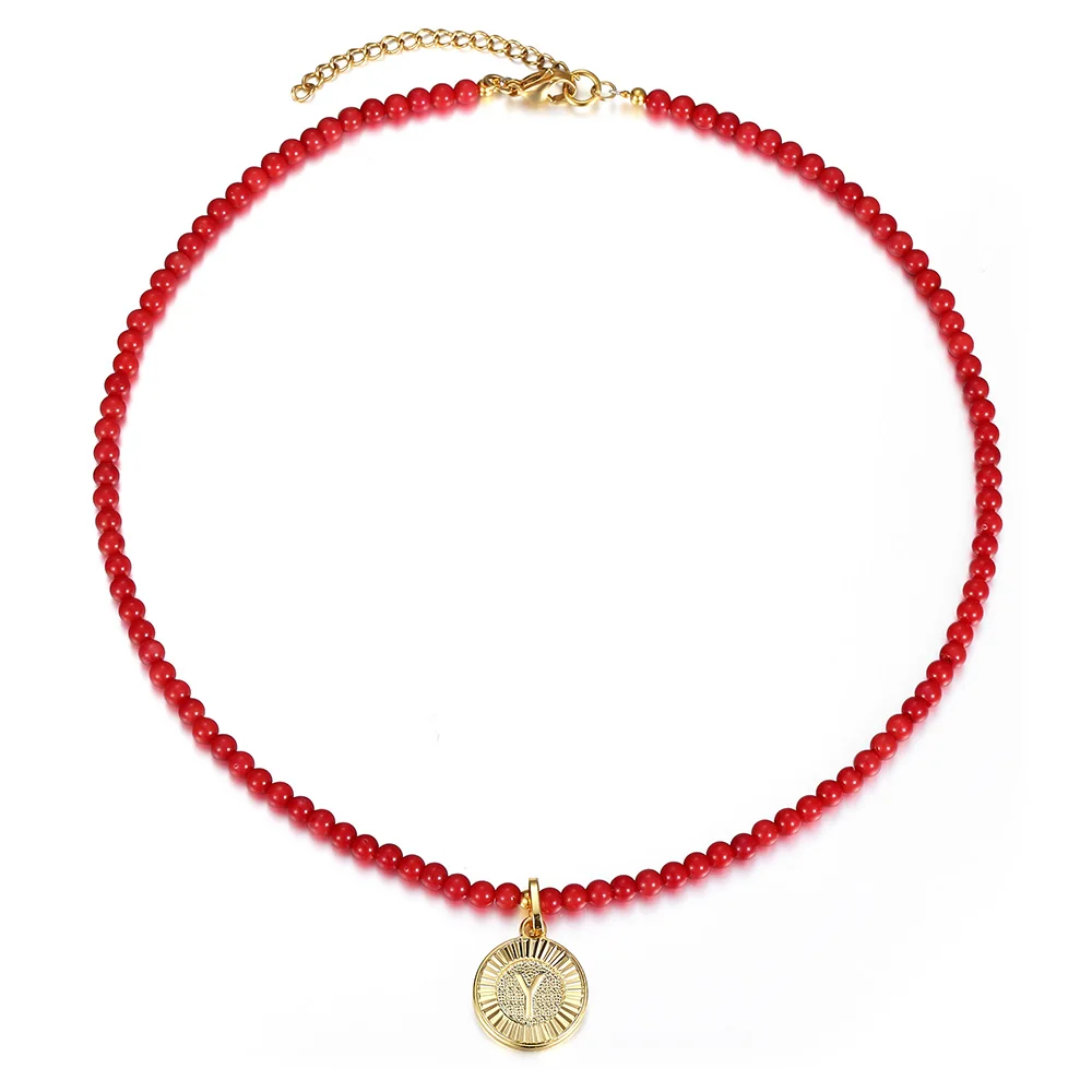 Женское колье с красным коралловым бисером чокер буквенным кулоном и круглым