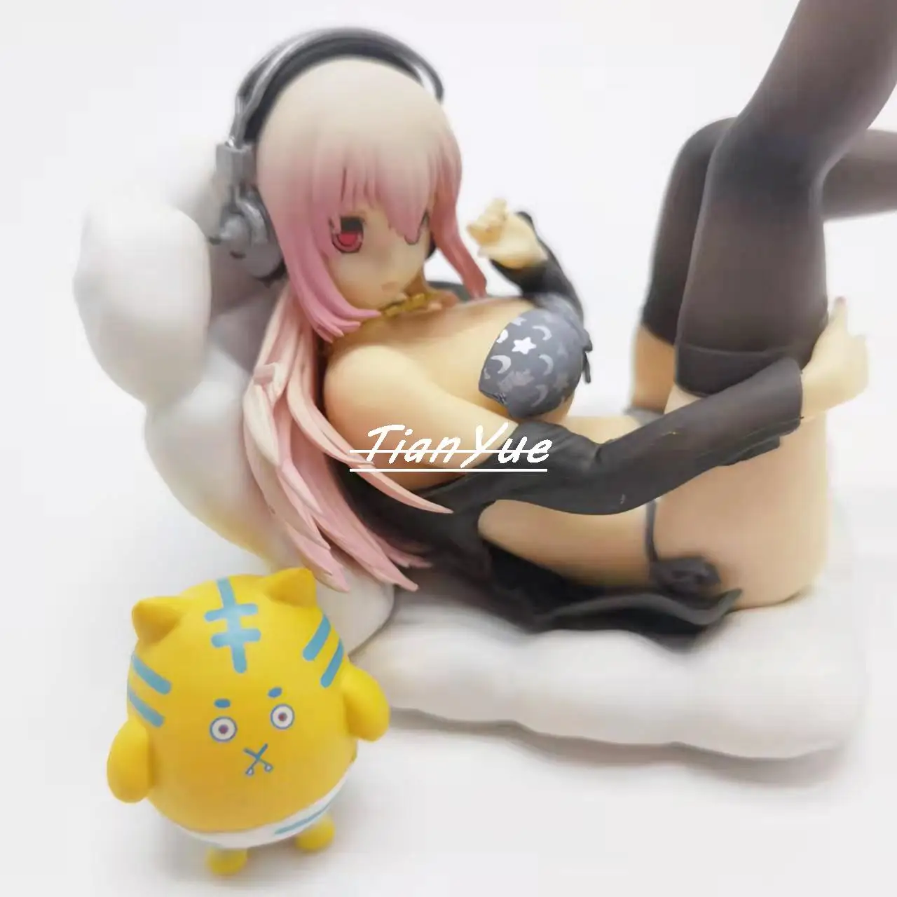 

Игрушка Super Sonico, модель 13 см, лежащая на диване