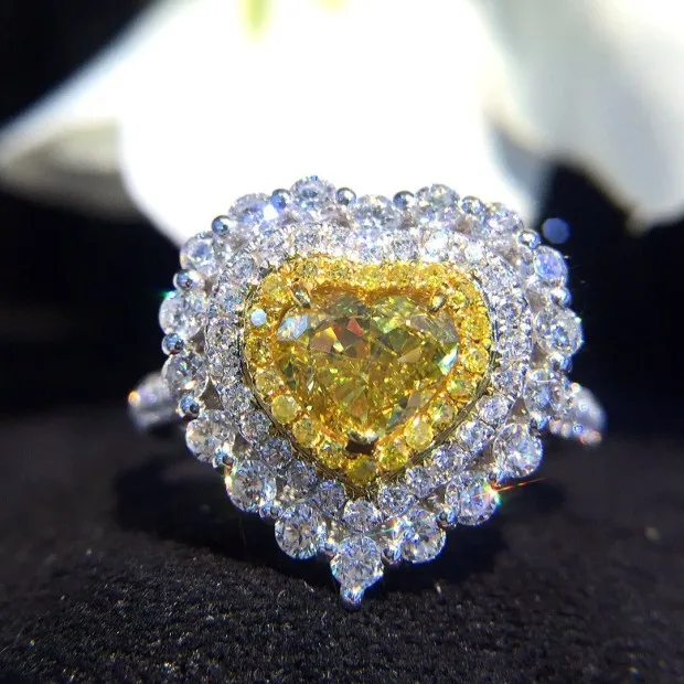 Кольцо из чистого золота 18 карат с натуральными бриллиантами красивое кольцо