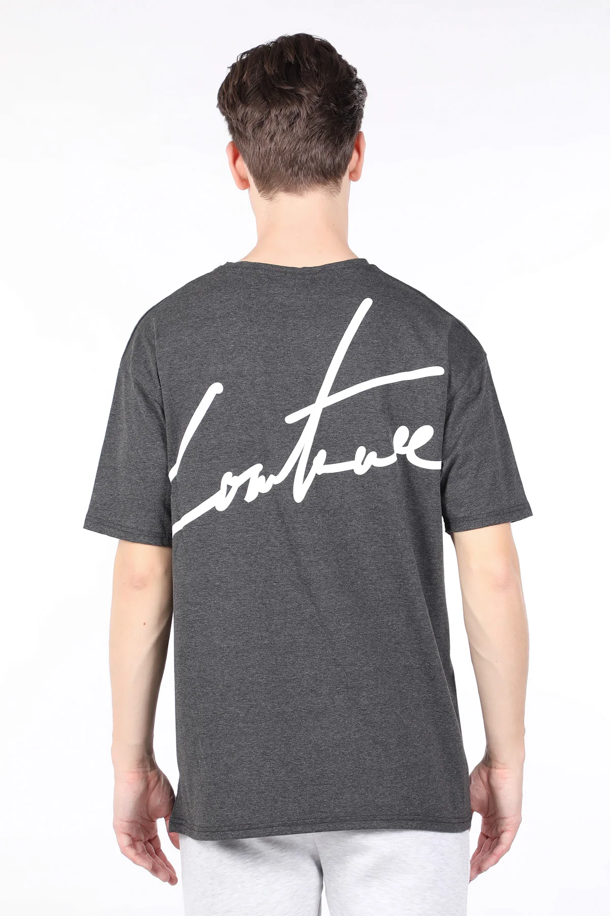 

Erkek Koyu Gri Arkas Yazl Bisiklet Yaka T-shirt