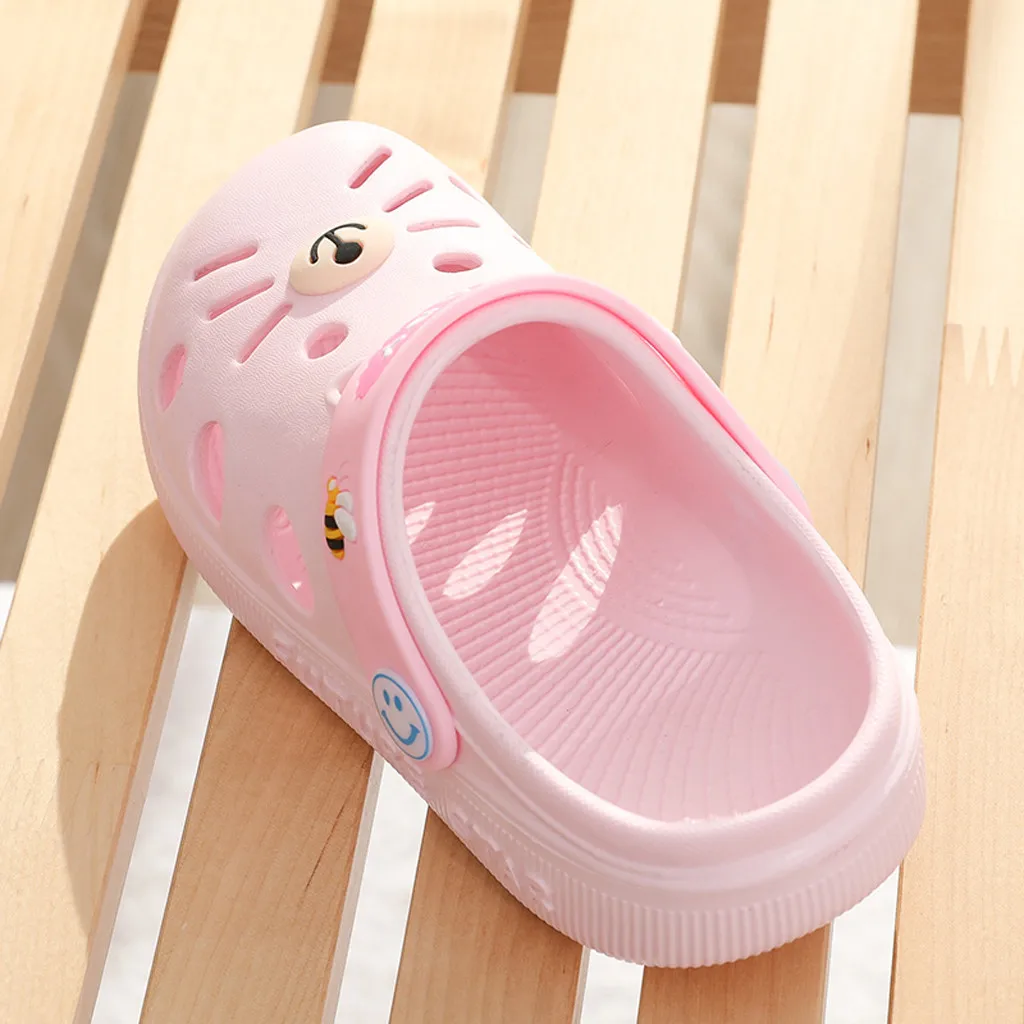 Для маленьких девочек с героями мультфильмов, для детей в возрасте от года до трёх пляжные Водонепроницаемая садовые шлепанцы для мальчиков обувь Cave детей; Вьетнамки; сезон лето; Изящные домашние сандалии