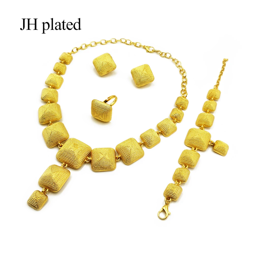 Комплект золотых ювелирных изделий из колье браслета серег и кольца | Украшения