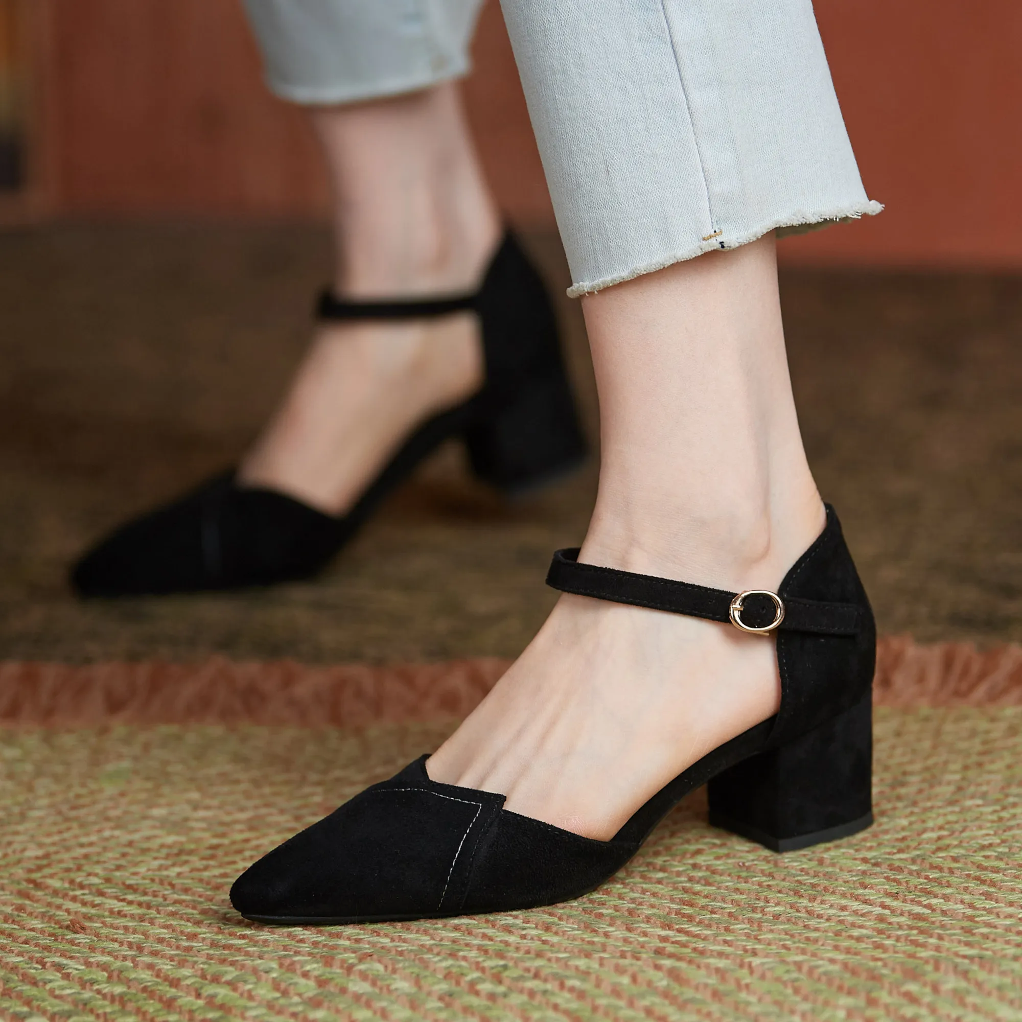 Летнее платье из искусственной кожи или замши Женские туфли с перекрестными