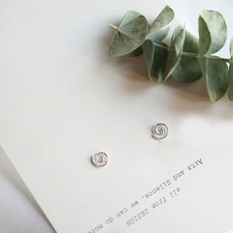 Круглые серьги гвоздики серебряного цвета с геометрическим