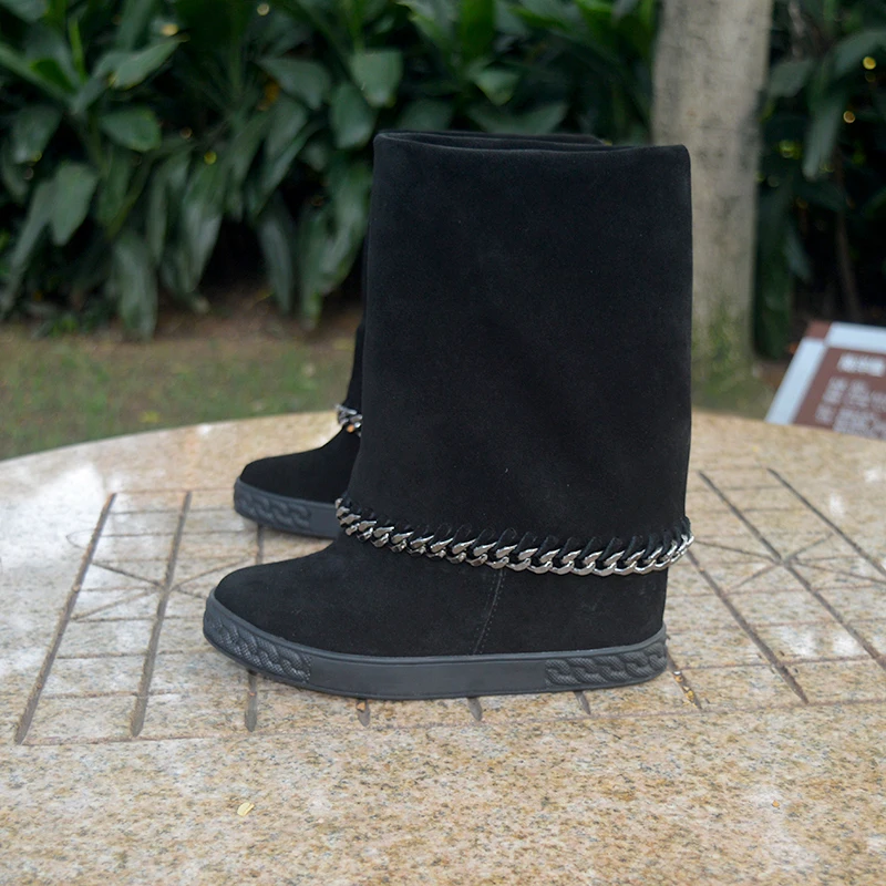 Женские ботинки с цепочкой на танкетке