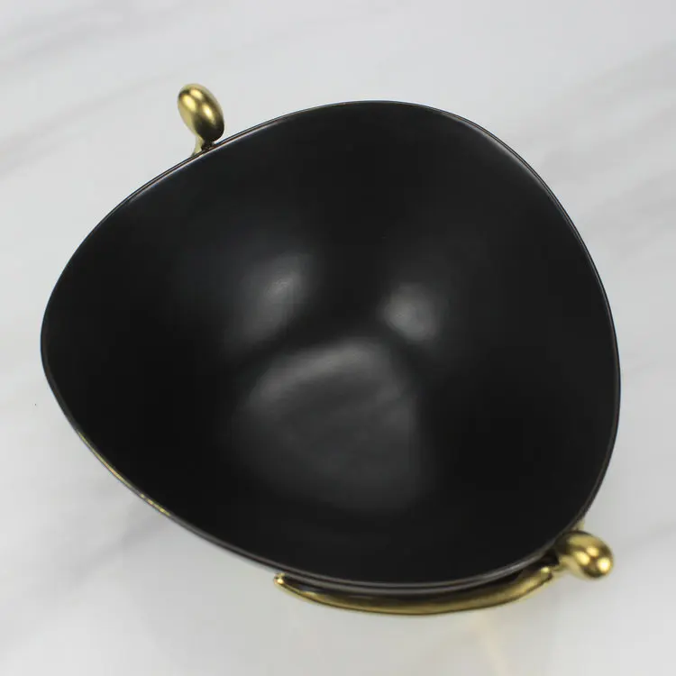 

Nordic Luxury Gold Villain Embracing Bowl Creative Model Room Fruit Pot Ceramic Storage Fruit Plate Home Accessories Decoration