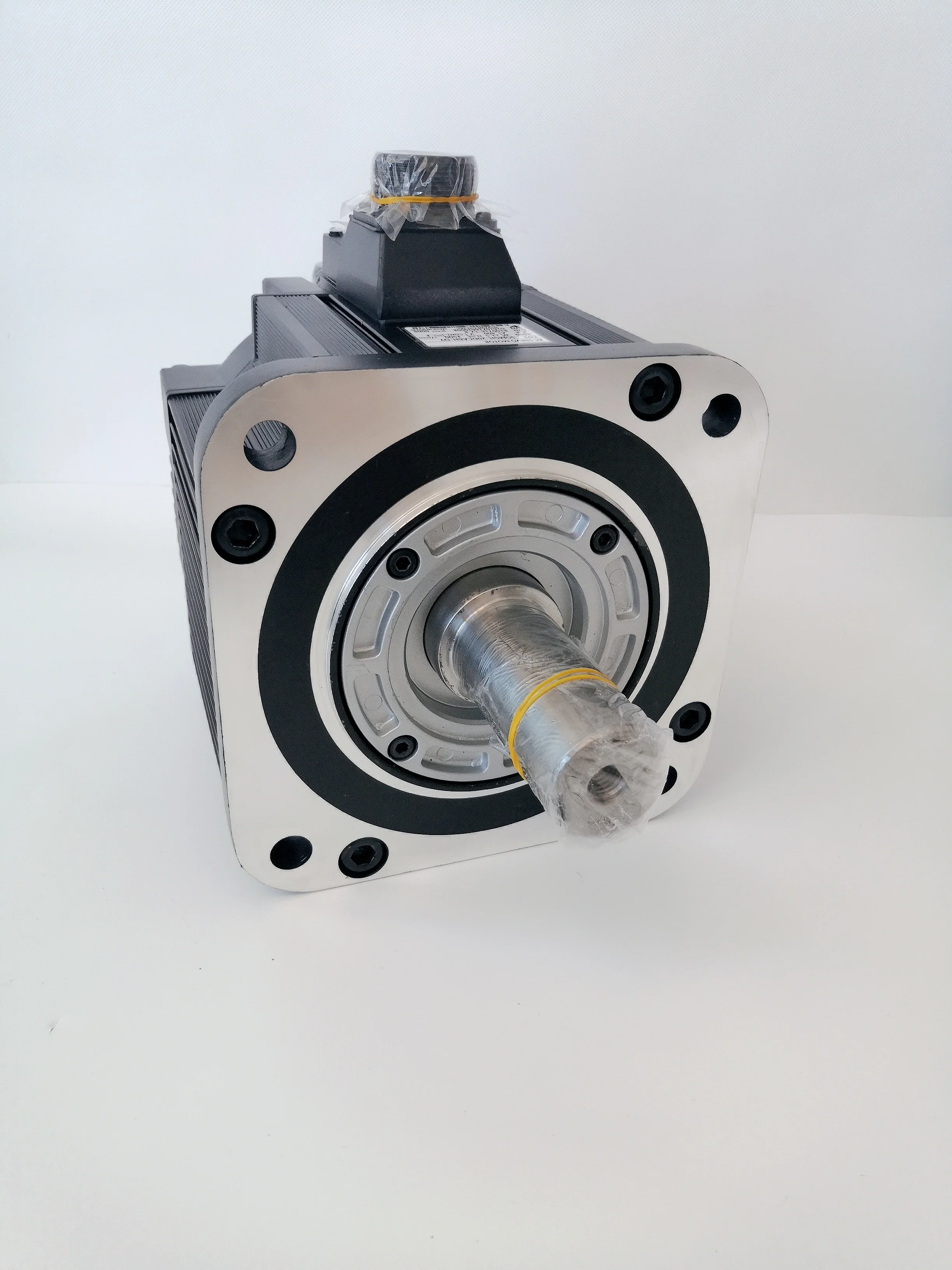 

Sgmgh-20dca6f-oy Yaskawa servo motor 2kW without brake, 1 year warranty