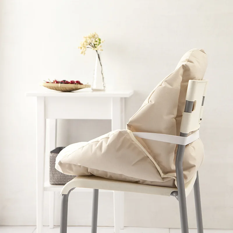 В окружении теплой мягкой и удобной подушки для студенческого сиденья рядом с