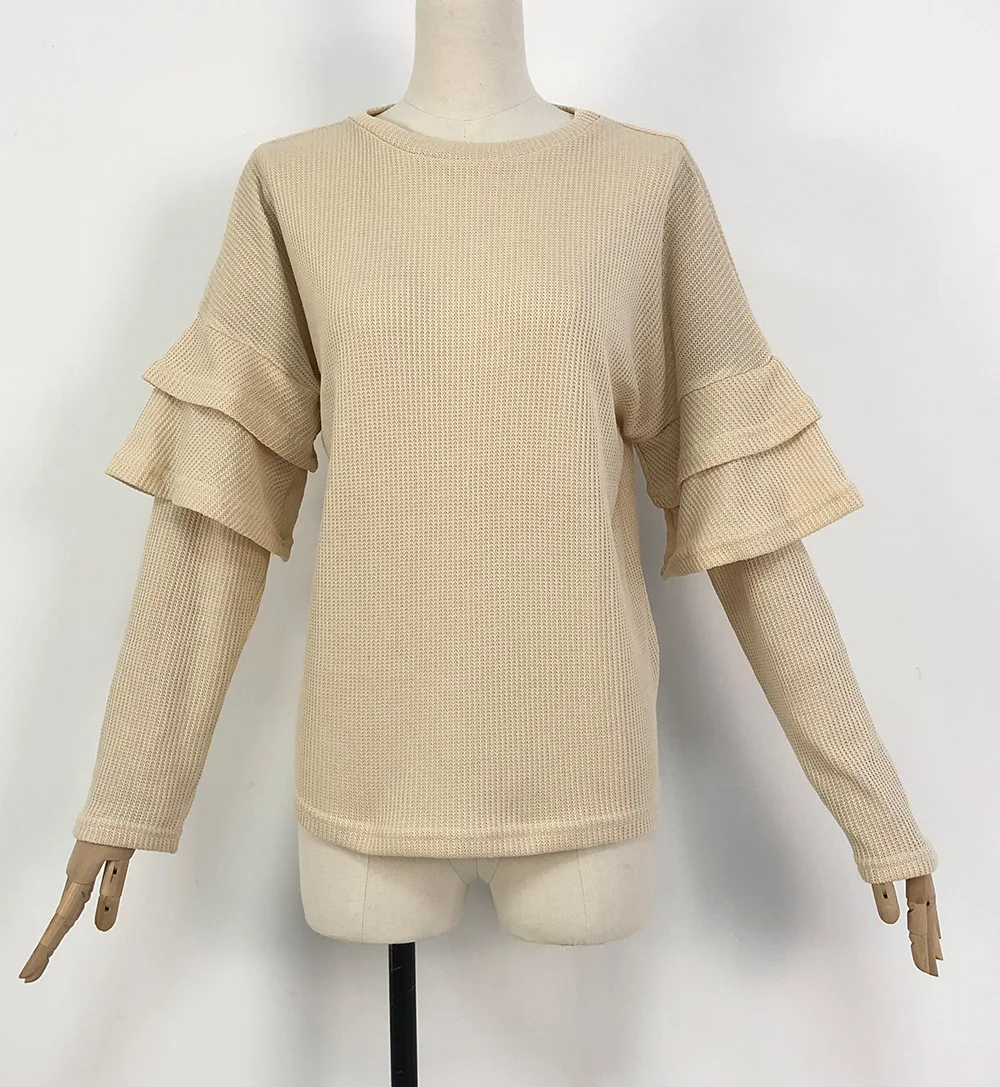 Женский трикотажный свитер с длинным рукавом круглым вырезом и оборками |