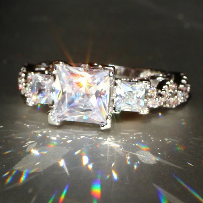 Женское классическое кольцо из серебра 100% пробы с искусственным бриллиантом