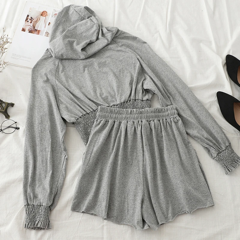 Женский костюм из двух предметов свитшот с капюшоном и шорты эластичной талией