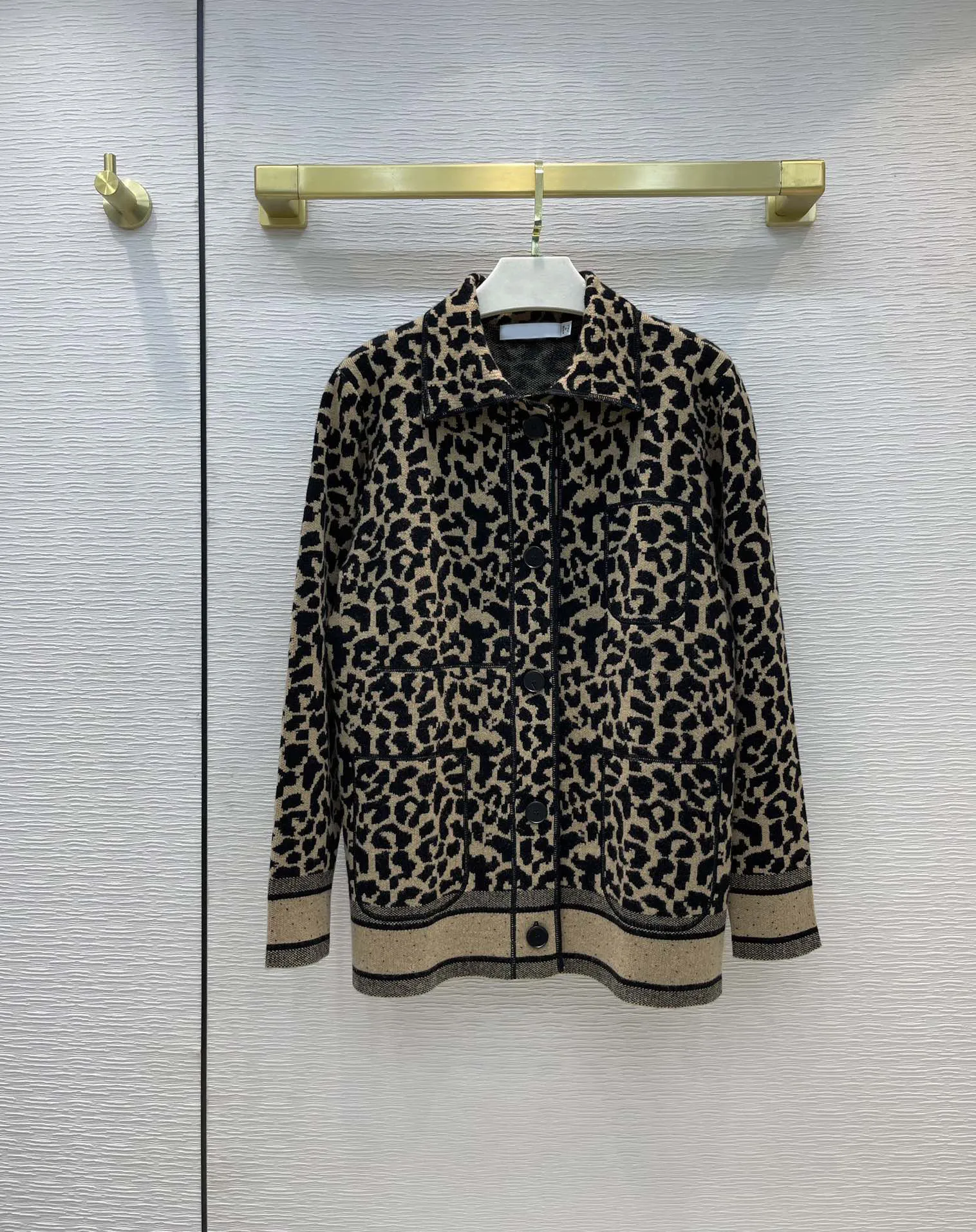 

Fashion Leopard Jacquard Sweaters Cardigan Women Autumn New 2021 Luxury Brand Lapel Single Breasted Loose Cardigan Sweaters Lady