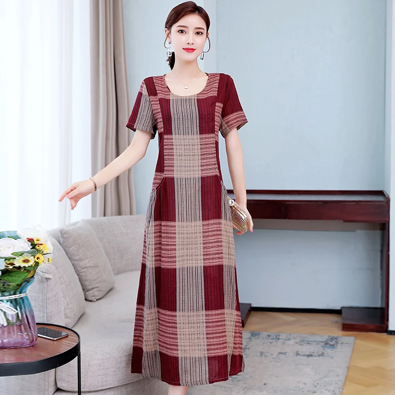 

Платье женское длинное клетчатое средней длины с круглым вырезом и коротким рукавом