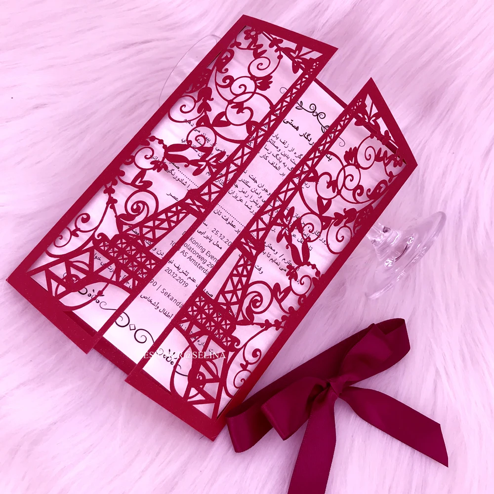 Красная башня сложенные свадебные приглашения с бордовой лентой мерцающий