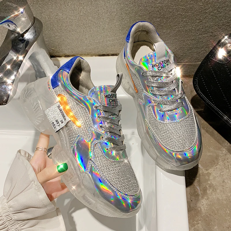 Женские кроссовки с прозрачным каблуком серебристые со стразами модная