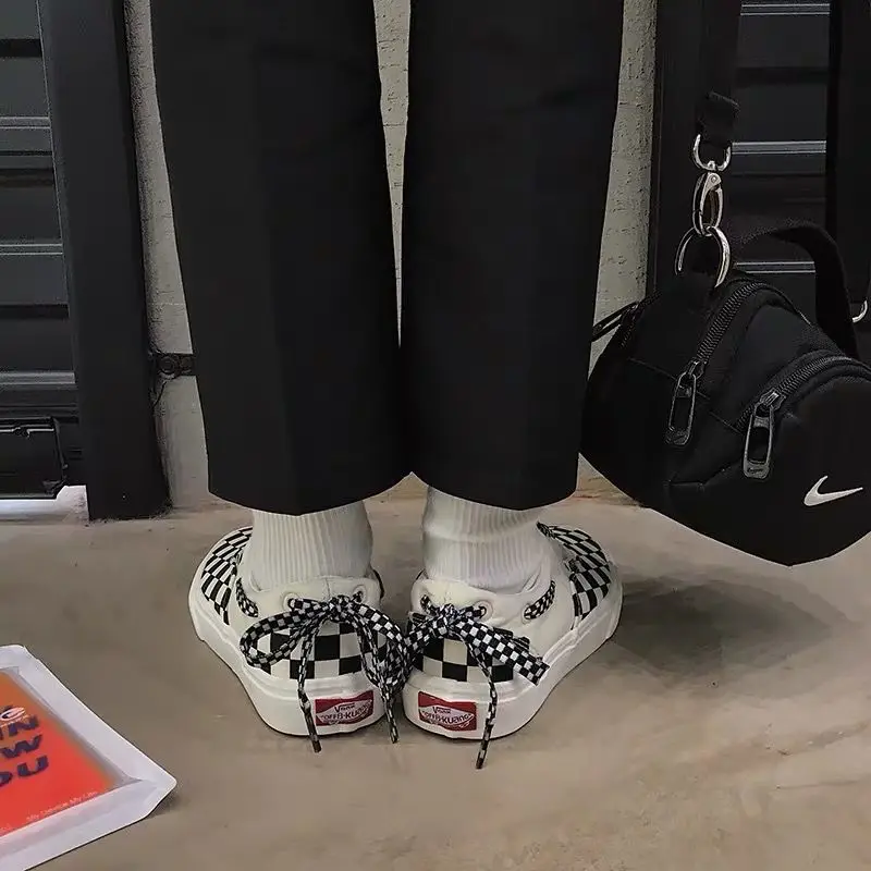 Черно белые клетчатые туфли из вулканизованной парусины в клетку женские