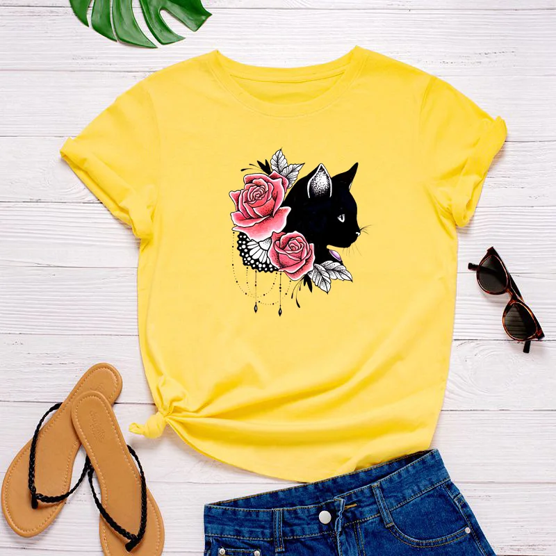 С изображением черного кота с цветочным принтом женская футболка коротким