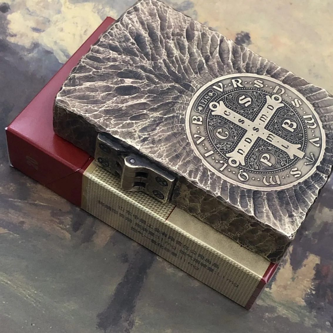 

Ретро Зажигалка ручной работы большие фильмы версия Константина ручная резьба Чистая латунь керосиновый Рабочий стол креативный подарок