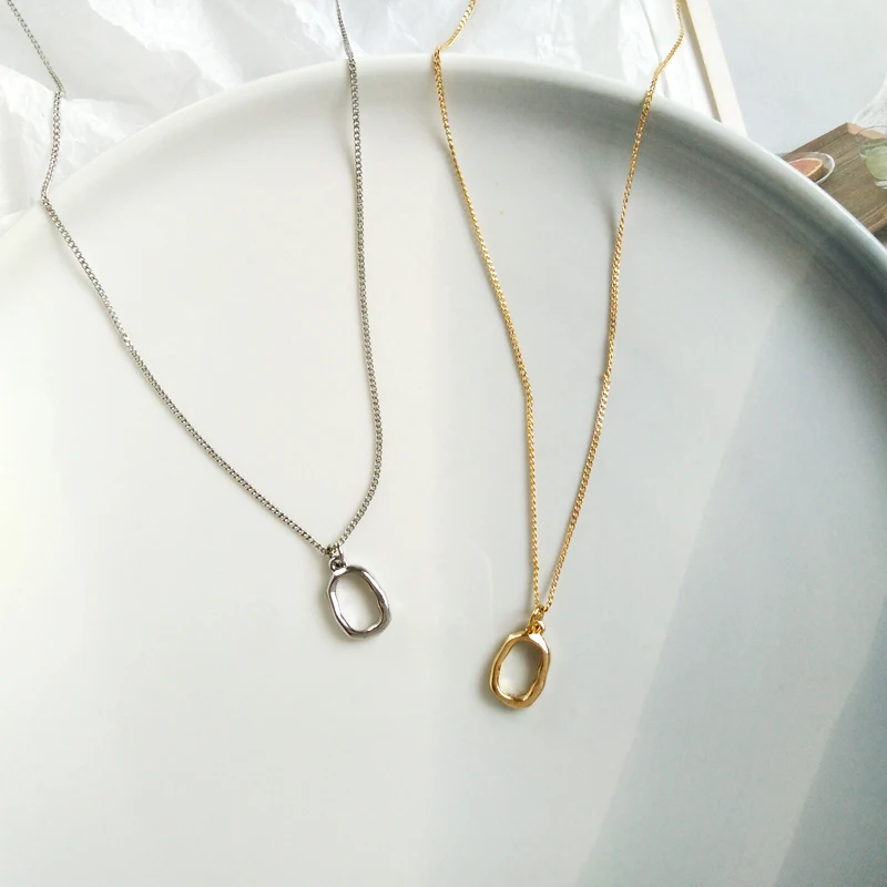 В минималистском стиле Цвет золотистый серебристый цепи геометрический