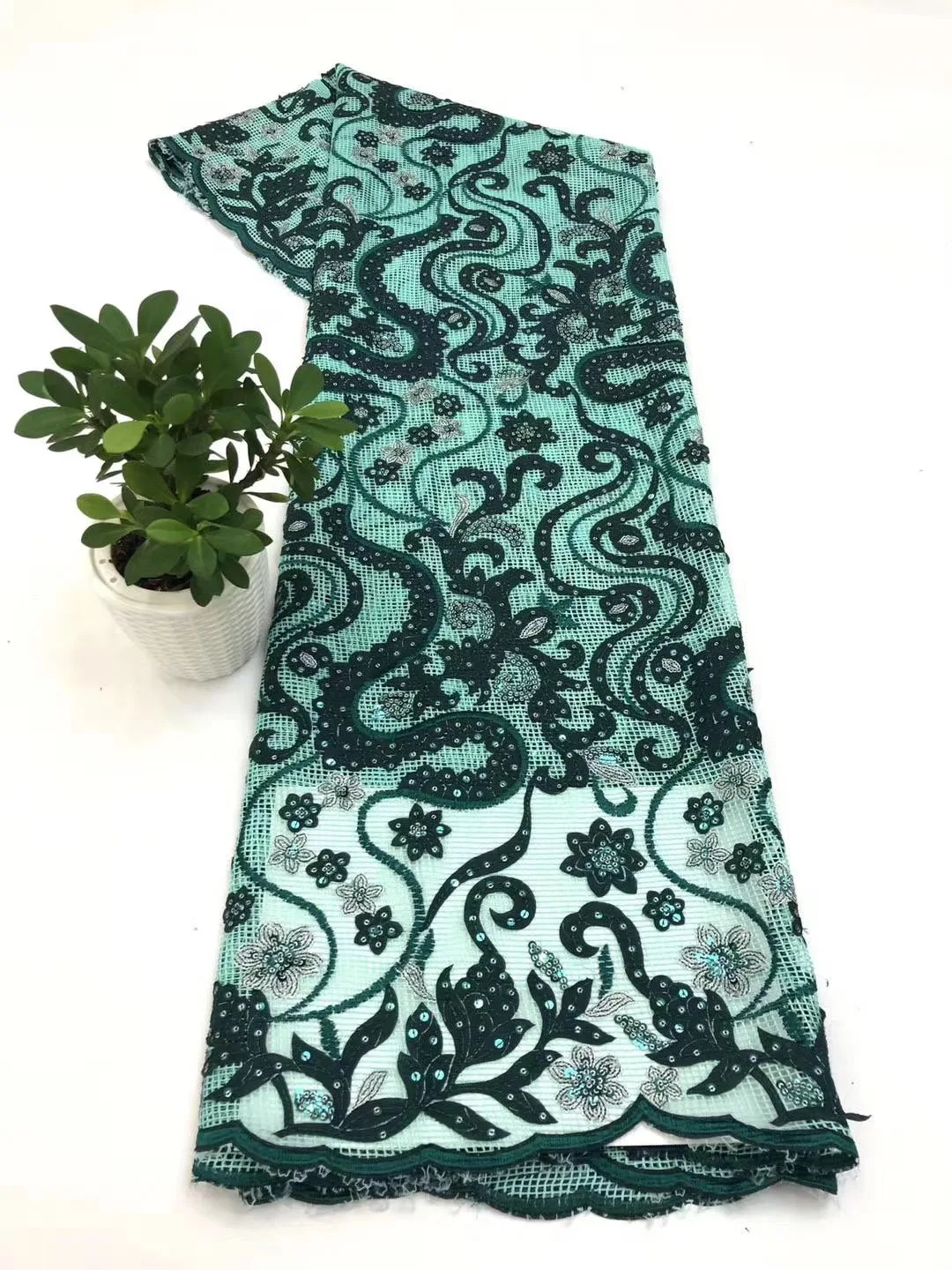 

Африканский французский Тюлевое кружево с пайетками ткань 2021 высокого качества платье с вышивкой и кружевом женское платье нигерийское кр...