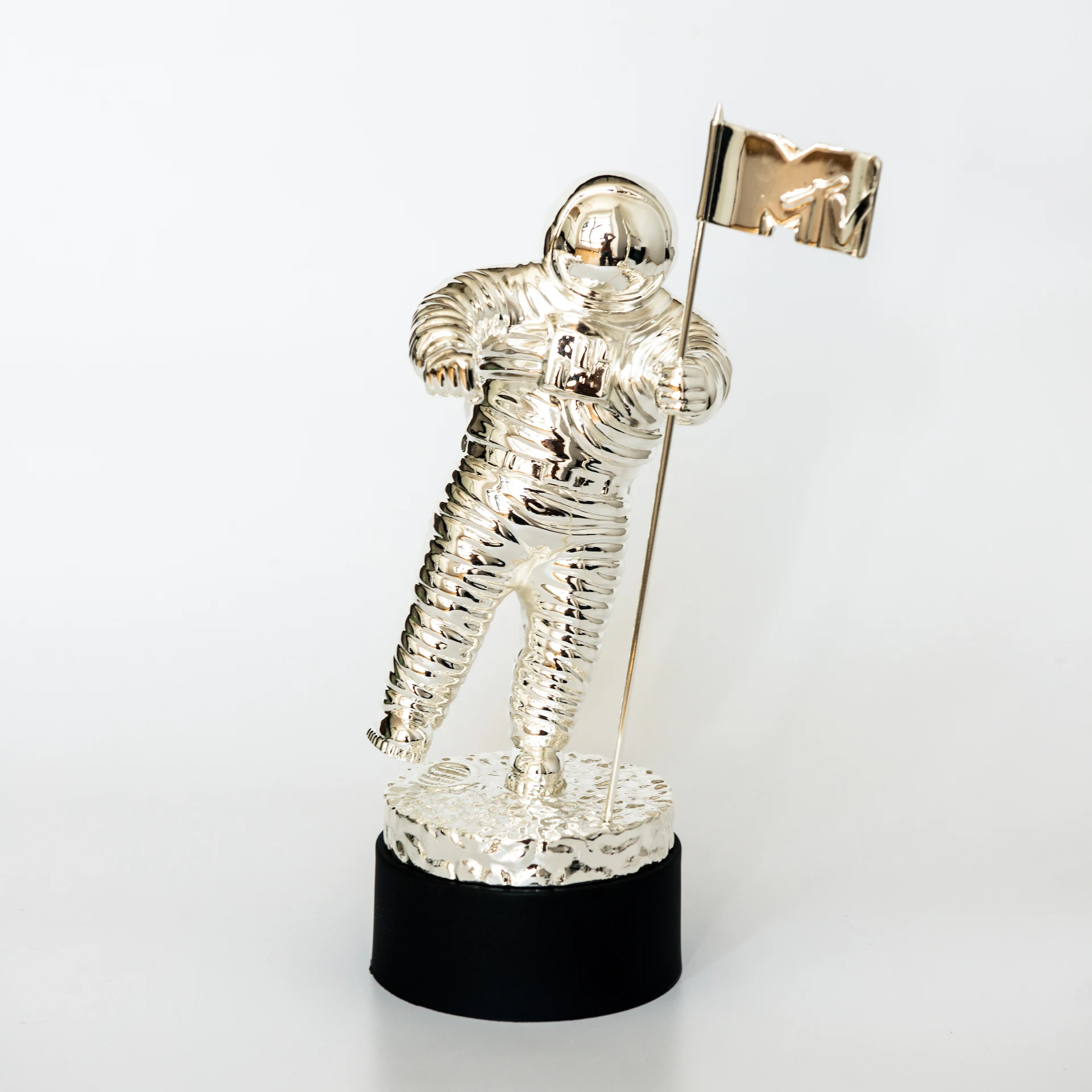 2020 VMA Awards MTV Video Music Moonman Awards|award|award trophy |