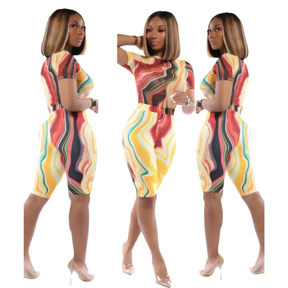 Женский костюм из двух предметов футболка и шорты с геометрическим принтом