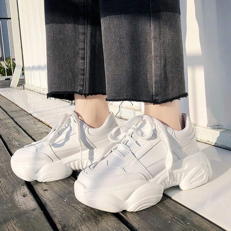 Женские кроссовки на массивной платформе белые кожаные шнуровке повседневная