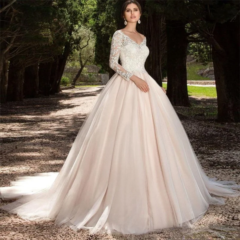 

Sexy V-neck Ball Gown Wedding Dress Lace Appliques Long Sleeves Western Country Court Train Vintage Bridal Gowns Custom Made